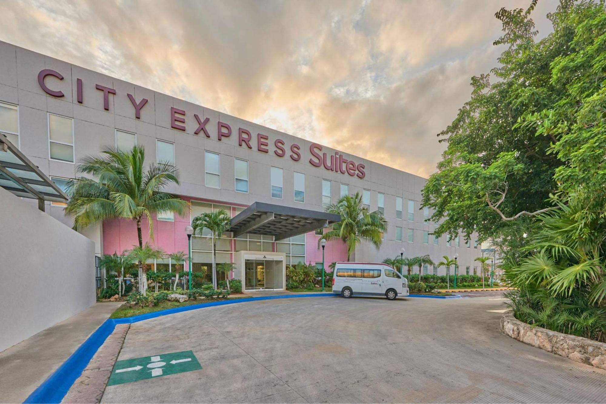 City Express Suites By Marriott プレヤデルカーメン エクステリア 写真